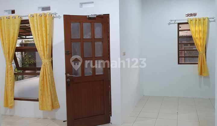 ruang tamu rumah baru siap huni di