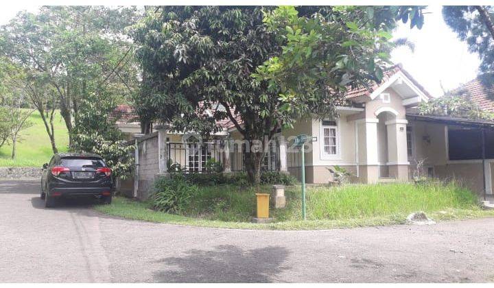 Rumah Tumbuh Di Sudut Lapangan 1