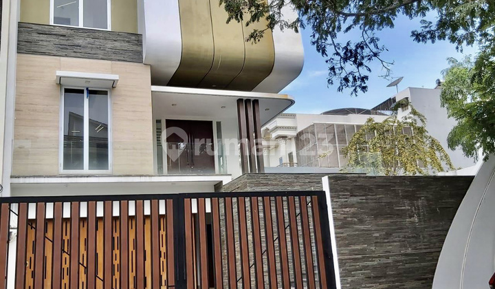 Minimalist Catamaran House PIK - Swimming Pool