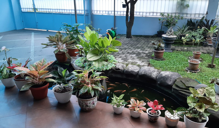 Ready-to-Live Roadside House Suitable for Business in South Jakarta 2