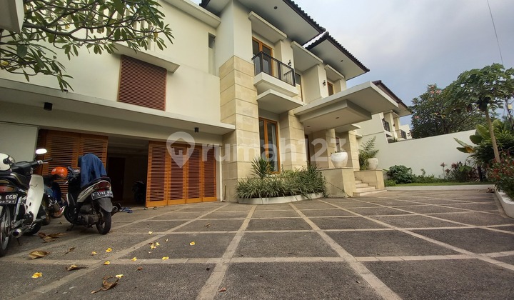 Rumah tropis dengan taman dan kolam renang pribadi