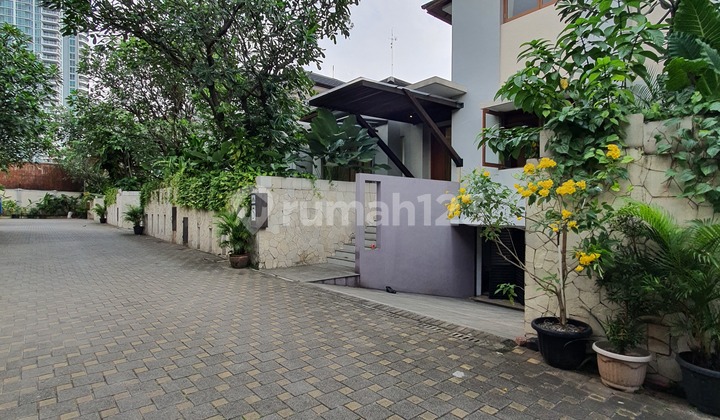 Rumah mewah modern Minimalis tropis Hadap timur