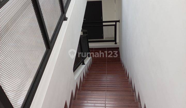 Rumah 2 Lantai Minimalis di Taman Meruya Ilir 2