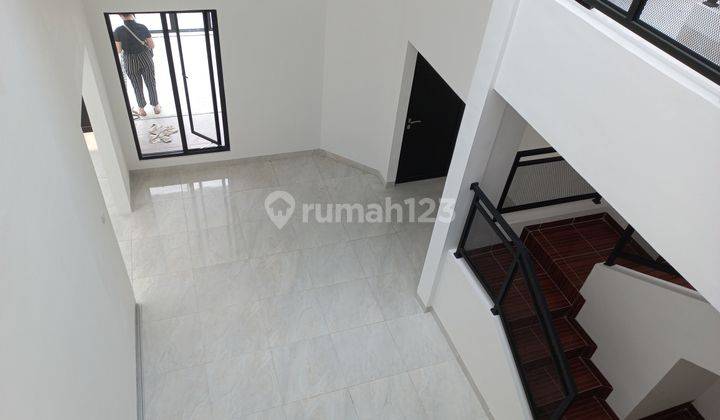 Rumah 2 Lantai Minimalis di Taman Meruya Ilir 2