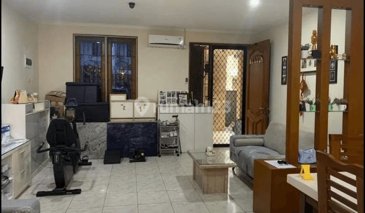 d jual 'Cepat,Rumah Permata Puri Media Kembangan.Jakarta barat, L.tanah: 120m2 (8x15), L.Bangunn: 240m2, terdiri:2 lantai,4KT,3KM,baru renov,ada kitchen set,ada 6 AC,air tanah 2