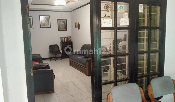 ruang tamu rumah 2 lantai di komplek