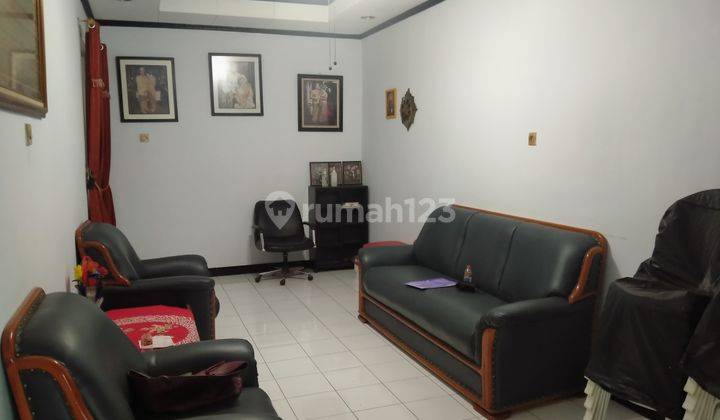 ruang tamu rumah 2 lantai di komplek
