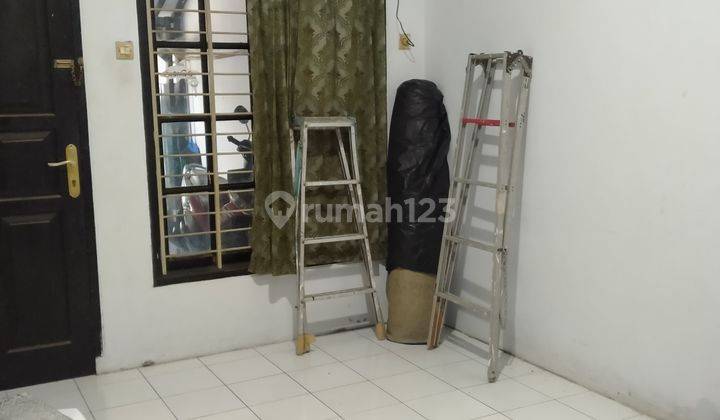 ruang keluarga rumah 2 lantai di komplek
