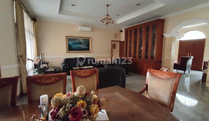 Rumah 3 Lantai Bagus Semi Furnished Sertifikat Hak Milik di Jalan Pejompongan Baru, Jakarta Pusat 1