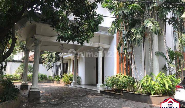 Rumah 2 Lantai Kontemporer Priavte Pool di Menteng, Jakarta Pusat 1