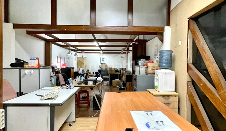 Price drop Premium commercial area location in Menteng, permit allows up to 8 floors. 2