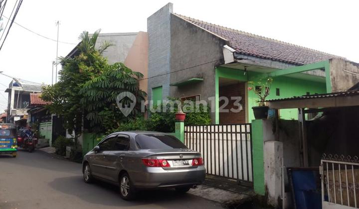 Rumah Lama hitung tanah, dilokasi strategis dekat mall kota Kasablanka