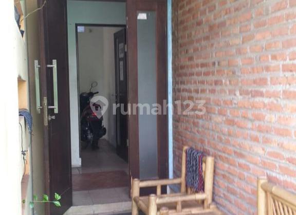 Rumah Lama hitung tanah, dilokasi strategis dekat mall kota Kasablanka 2