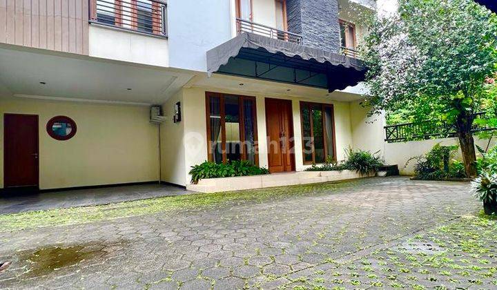 Townhouse dengan Private Pool Strategis Dekat Toll   1