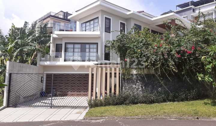 A House with a Scenic View of Mount Salak Plus Swimming Pool in Sentul City A House with a Scenic View of Mount Salak Plus Swimming Pool in Sentul City