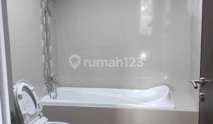 House for sale in North Lippo Karawaci. Neat, move-in ready house. Secure. 2