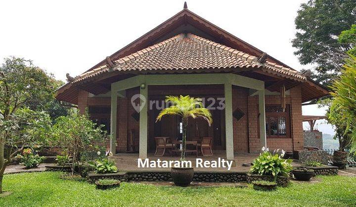 Dijual Rumah Etnik Bangunan Kokoh Dan Luas, View Golf Dago  1