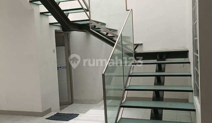 Jual rumah baru minimalis di tengah kota Bandung.  Hanya 5 menit ke Feslink. 10 menit ke alun-alun. Dekat  pasar, rumah sakit dan mall 2