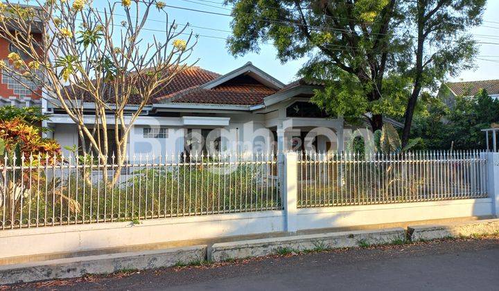 RUMAH BESAR + TANAH DI DAERAH ELITE KOTA BANDUNG YANG NYAMAN 2