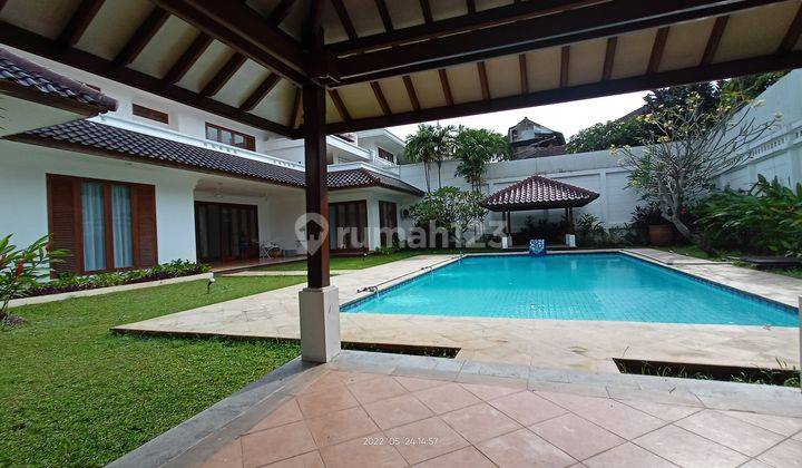 Rumah mewah dengan taman dan swimming pool yg besar, lokasi tenang, satpam 24jam, garasi 2 dan carport 6 mobil, kamar utama dibawah(lantai dasar), (cocok untuk orangtua), hadap Selatan.... 1