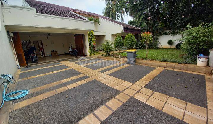 House with garden and swimming pool in Kemang 2