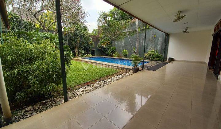 House with garden and swimming pool in Kemang 1