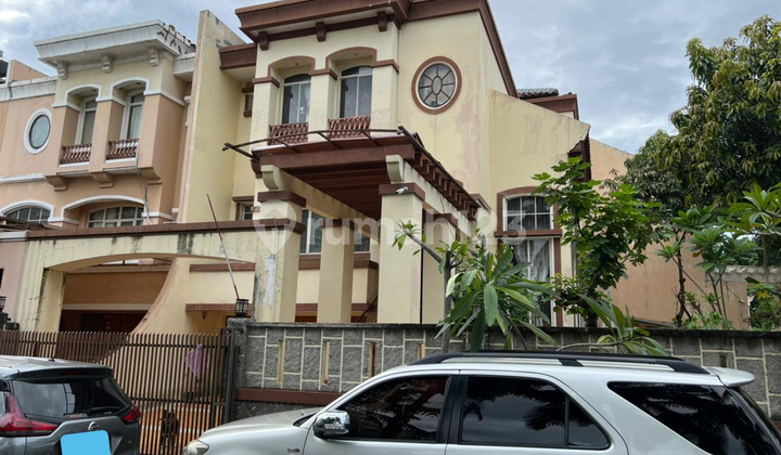 Corner House in Sevilla Kelapa Gading