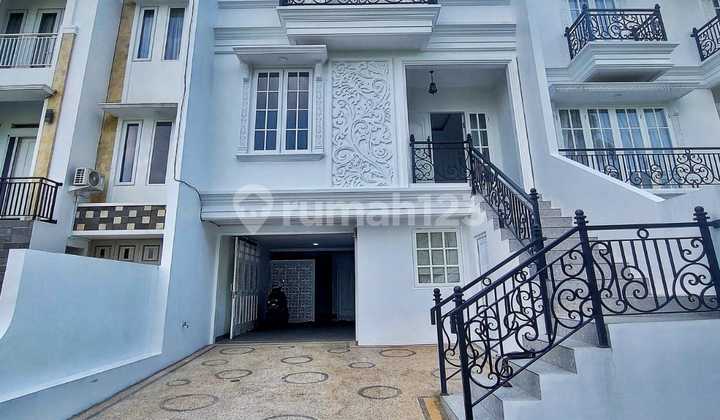 Rumah baru siap huni dalam cluster Jakarta Selatan 