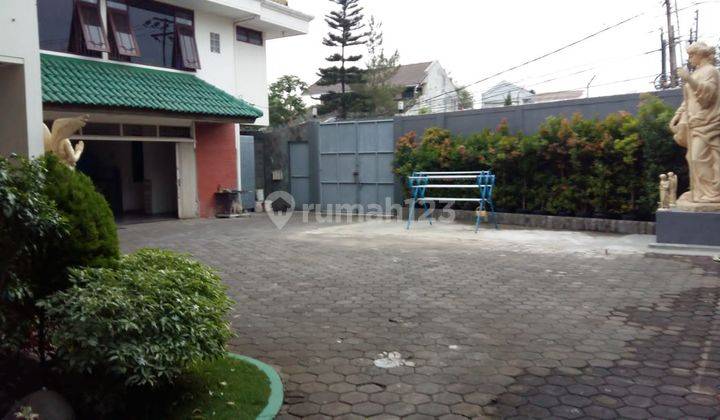 Rumah Klasik dan Mewah di Babakan Jeruk dengan halaman dan parkir luas 1