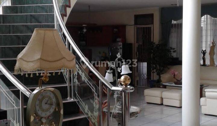 Rumah Klasik dan Mewah di Babakan Jeruk dengan halaman dan parkir luas 2