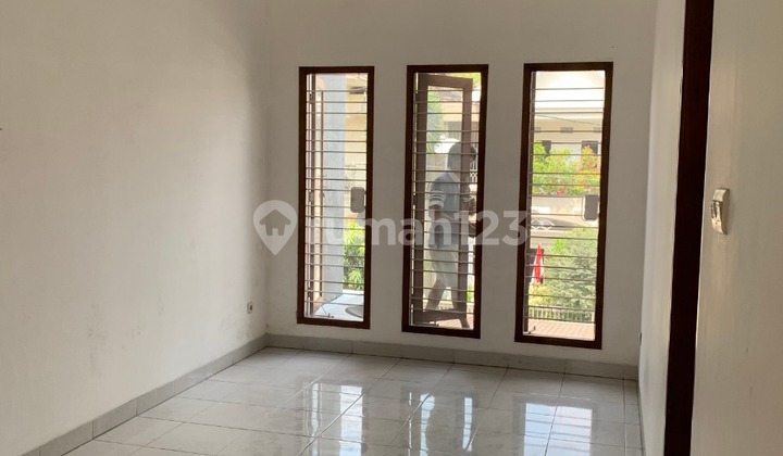 Minimalist House 3 Bedrooms Each with Ensuite Bathroom 2