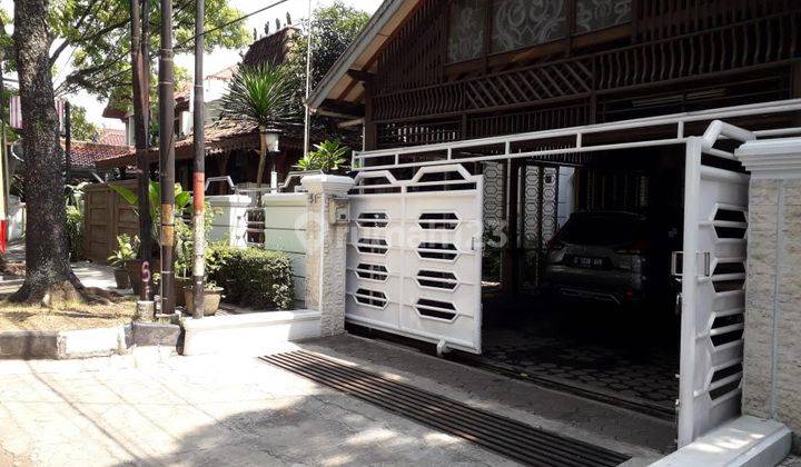 Rumah di tengah kota Bandung. Daerah ramai dan mainroad  1