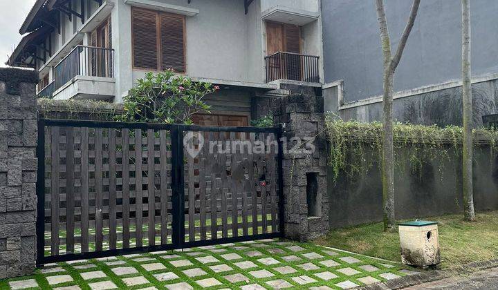 Dijual rumah mewah luas 300m² ada kolam renang pribadi di Araya 1