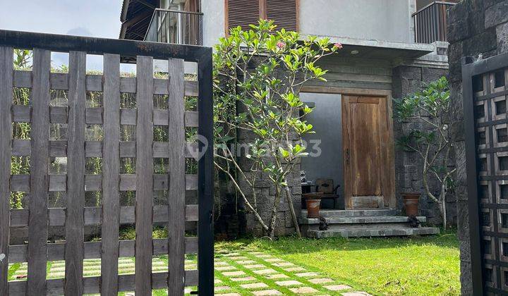 Dijual rumah mewah luas 300m² ada kolam renang pribadi di Araya 2