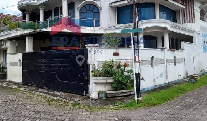 Rumah 2 lantai dijual kondisi terawat 1