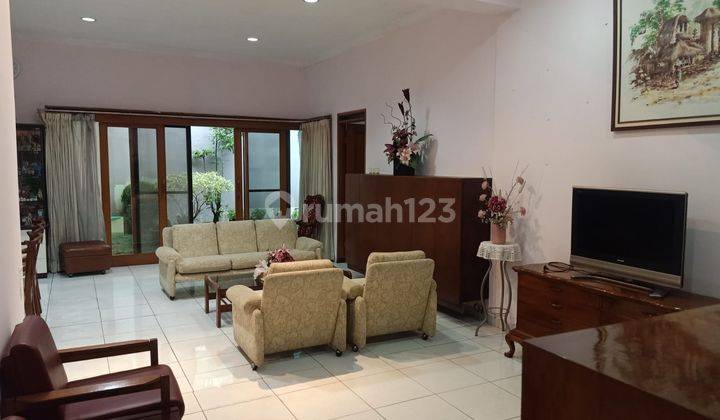 Rumah Bagus Unfurnished Sertifikat Hak Milik di Jl. Setrasari Bandung, Bandung 2