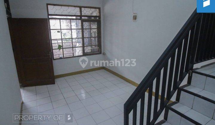 Rumah 2 Lantai Sudah Renovasi Unfurnished Sertifikat Hak Milik di Taman holis indah 1, Bandung 2