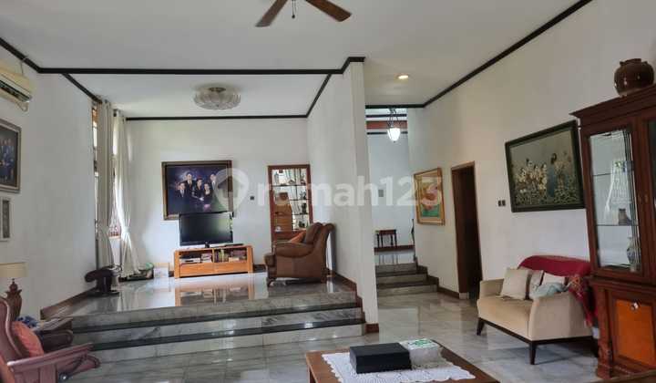 Rumah dengan halaman sangat luas lokasi strategis