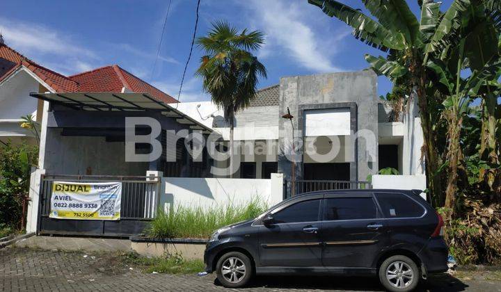 Rumah Villa Bukit Permai Surabaya Barat Selangkah ke Pakuwon Mall Row Jalan Lebar Paving 4 mobil 1