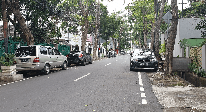 Rumah Tua di Kawasan Komersil. Bisa Untuk Kantor Usaha 1