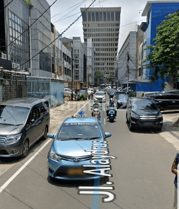 Rumah tua dikawasan Komersil di Alaydrus Jakarta Pusat. Lokasi strategis, Cocok untuk kantor, Restoran, Kafe &amp; Bank. Akses 2 mobil &amp; Bebas banjir 1