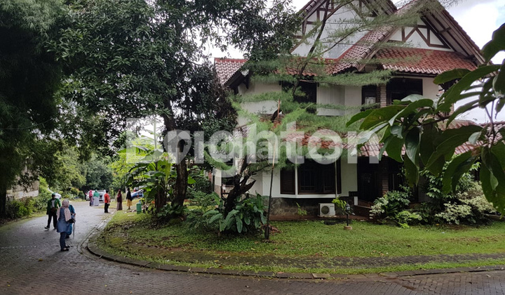 RUMAH MEWAH 2 LANTAI POSISI DI HOEK