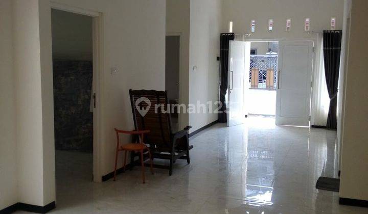 RUMAH CANTIK DAN BAGUS SIAP HUNI MODERN LOKASI SANGAT STRATEGIS 2