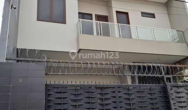 Rumah 2,5 Lantai Bagus dan Fully Furnished di Johar Baru 1