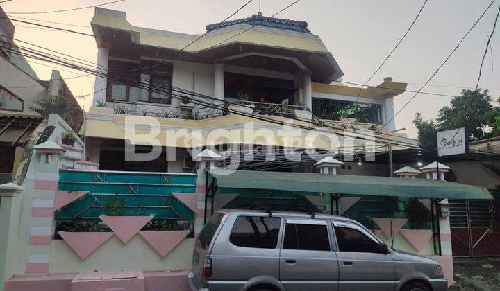 RUMAH BESAR BERGAYA MODERN LETAKNYA STRATEGIS DI JAKARTA SELATAN 1