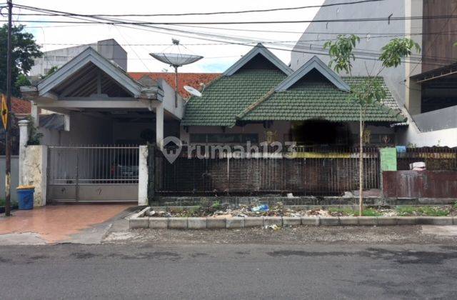 Langka! Rumah pusat Kota Surabaya cocok untuk usaha di jalan Anjasmoro 1