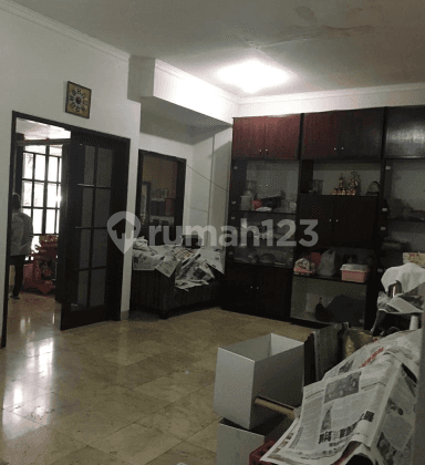 Rumah siap huni di kawasan Komersil dan pusat bisnis di jalan Braga Bandung Jawa Barat. Lokasi sangat strategis dan berada dipinggir jalan raya 2