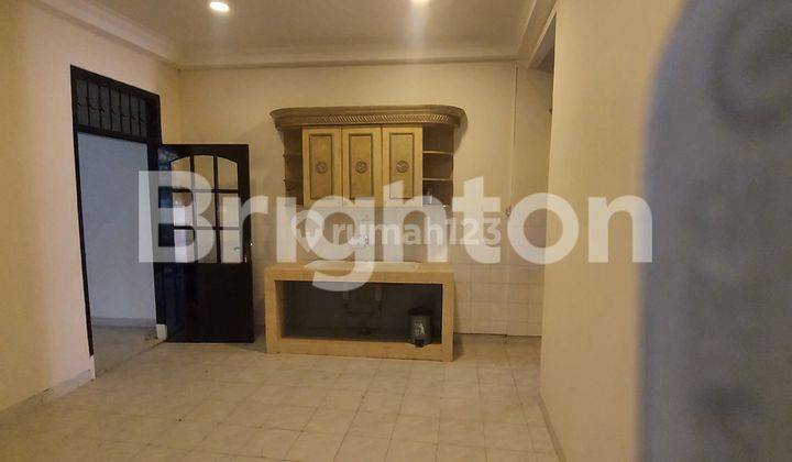 Rumah Bagus Semi Furnished Dekat Mall Pasar Baru Jakarta Pusat, Jakarta Pusat 2