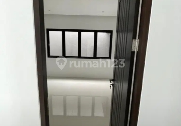 The house in Medokan Ayu is suitable for a boarding house business, has 20 rooms, and is active. 2