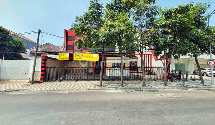 Rumah di Raya Dharmahusada, Strategis, Cocok untuk Kantor/Resto/Cafe/Klinik dsb, Nol Jalan 1